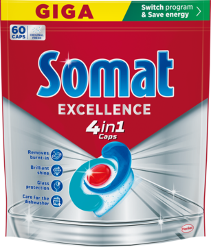 Czerwona torebka Somat Excellence 4in1, 60 kapsułek do zmywarki, z dużą kapsułką 4w1 na tle naczynia.