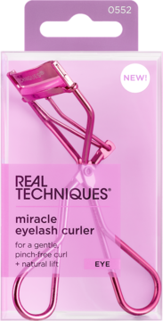 Różowa, metaliczna zalotka Real Techniques Miracle Eyelash Curler w transparentnym opakowaniu, z napisem NEW!. Widok z przodu.