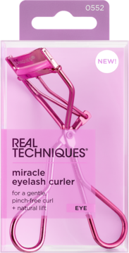 Różowa, metaliczna zalotka Real Techniques Miracle Eyelash Curler w transparentnym opakowaniu, z napisem NEW!. Widok z przodu.