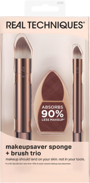 Zestaw Real Techniques: makeupsaver gąbka i dwa pędzle różowego złota w przezroczystym opakowaniu, widok z przodu.