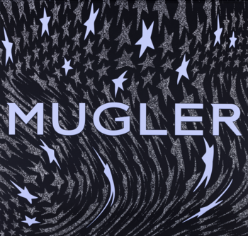 Mugler Angel perfumy: logo marki na ciemnym tle z wirującymi srebrnymi gwiazdami i niebieskim napisem MUGLER.