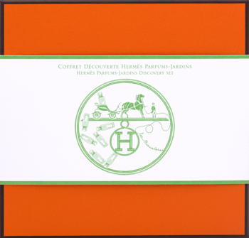 Zestaw upominkowy Hermès Parfums-Jardins Discovery: pomarańczowe pudełko z białym paskiem i zielonym logo.