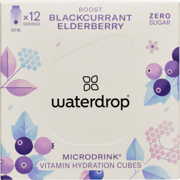 Waterdrop Boost Blackcurrant Elderberry microdrink w pudełku, widok z przodu, z jagodowymi ilustracjami, Zero Sugar.