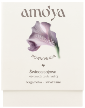 Sojowa świeca zapachowa Amo'ya RÓWNOWAGA w białym opakowaniu z fioletowym kwiatem i nutami bergamotki i wiśni, widok z przodu.
