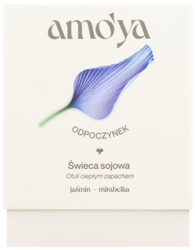 Białe opakowanie świecy sojowej Amo'ya, z fioletowym liściem i napisami 'ODPOCZYNEK', 'jaśmin • mirabelia'.