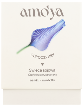 Białe opakowanie świecy sojowej Amo'ya, z fioletowym liściem i napisami 'ODPOCZYNEK', 'jaśmin • mirabelia'.