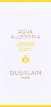 Guerlain Aqua Allegoria Bergamot Shower Gel, biała butelka z beżowymi napisami i złotą pszczółką, widok z przodu.