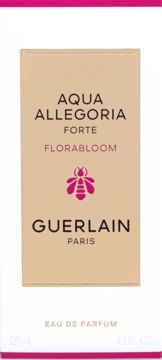 Guerlain Aqua Allegoria Florabloom Forte Eau de Parfum. Beżowe pudełko z różowym napisem i logo pszczoły, widok z przodu.