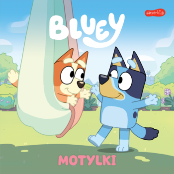 Książka Bluey Motylki, okładka. Niebieski pies Bluey i rudy Bingo bawią się przy huśtawce w ogrodzie.