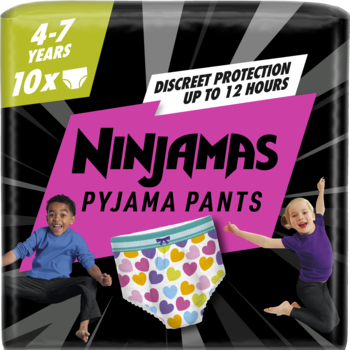 Czarne opakowanie Ninjamas Pyjama Pants dla dzieci 4-7 lat, z grafiką chłonnej bielizny w serca i radosnymi dziećmi.