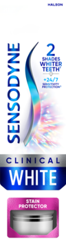Białe opakowanie pasty Sensodyne Clinical White, obiecujące 2 odcienie bielsze zęby i ochronę przed plamami.
