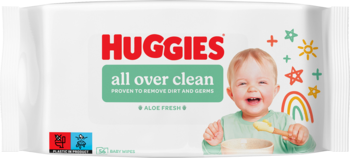 Białe opakowanie chusteczek Huggies All Over Clean z uśmiechniętym dzieckiem i czerwonym logo. Widok z przodu.