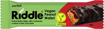 Zielone opakowanie batonika Riddle Vegan Peanut Wafer 42g, z przekrojem ukazującym masło orzechowe i żurawinę.