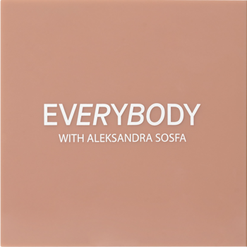 Kwadratowe, brzoskwiniowe logo Everybody London Aleksandra Sosfa z białym tekstem dla pudru wygładzającego.