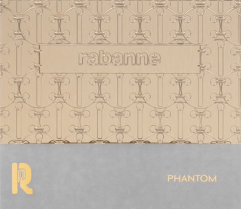 Pudełko Paco Rabanne Phantom dla mężczyzn. Beżowo-złota góra z wytłaczanym wzorem, szary dół z logo 'R' i nazwą.