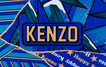 Złote logo KENZO na tle niebieskich abstrakcyjnych liści, dla męskiej wody toaletowej Kenzo Homme Intense.
