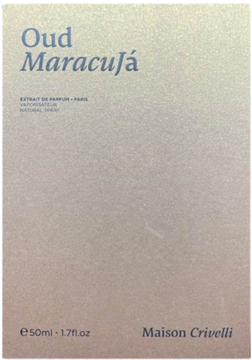 Ekstrakt perfum unisex Oud Maracujá Maison Crivelli, pudełko w pastelowym srebrze z niebieskim napisem, widok z przodu.