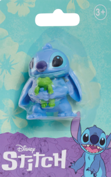 Figurka Disneya Stitch w opakowaniu typu blister. Niebieski Stitch trzyma zieloną żabę, na tle kwiatowego wzoru, wiek 3+.