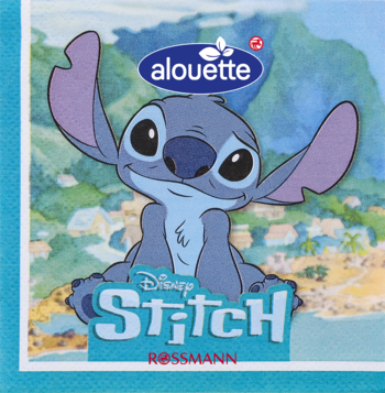 Serwetki dekoracyjne Alouette Disney Stitch Rossmann. Uśmiechnięty niebieski Stitch na tle tropikalnej wyspy.