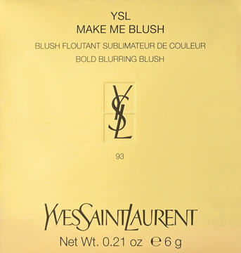 Złote, kwadratowe opakowanie różu YSL Make Me Blush z czarnymi napisami i logo na środku, widok z przodu.