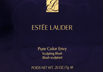 Estée Lauder Pure Color Envy Sculpting Blush Wild Sunset, ciemnofioletowe opakowanie ze złotym logo, widok z przodu.