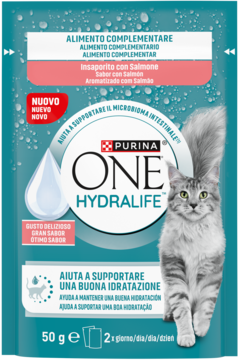 PURINA ONE HYDRALIFE karma dla kota łosoś, saszetka 50g, widok przód, kot na turkusowym tle.