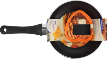 Czarna patelnia nieprzywierająca z uchwytem i pomarańczową, sercowatą foremką do jajek/naleśników, widok z góry.