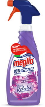 Fioletowy odtłuszczacz Meglio Poczuj Relaks, butelka ze spryskiwaczem, z etykietą z hasłem "+100% połysku".