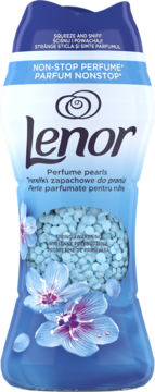 Lenor Perfume Pearls w błękitnej butelce o kształcie klepsydry, widoczne perełki i błękitne kwiaty.