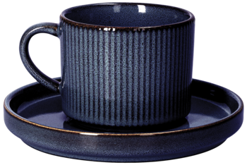 Granatowy ceramiczny kubek 330ml z pionowymi żłobieniami i brązowym rantem, na spodku, widok z przodu.