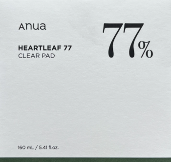 Frontalny widok jasnozielonego pudełka Anua Heartleaf 77% Clear Pad z czarnymi napisami i dużą cyfrą '77%'.