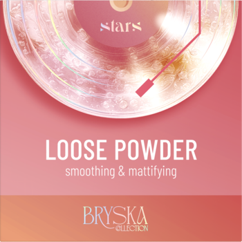 Różowe opakowanie pudru sypkiego Stars x Bryska, z motywem płyty winylowej i napisem "LOOSE POWDER".