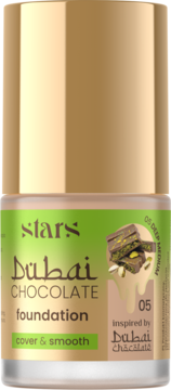 Kryjący podkład Stars Dubai Chocolate 05 Deep Medium w słoiczku, zielono-złota etykieta z czekoladą i pistacjami, widok z przodu.