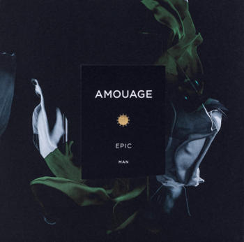 Amouage Epic Man, orientalno-drzewna woda perfumowana. Czarna etykieta ze złotym słońcem na tle zielonych oparów.