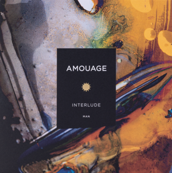 Amouage Interlude Man perfumy, czarny prostokątny flakon ze złotym słońcem na kolorowym, abstrakcyjnym tle.