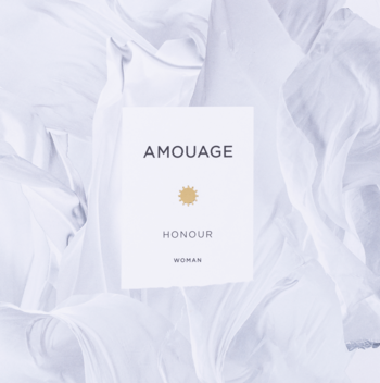 Białe opakowanie damskiej wody perfumowanej Amouage Honour Woman, z złotym emblematem, na tle falującego materiału.