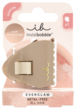 Beżowa klamra do włosów Invisibobble Everclaw metal-free w opakowaniu, matowe wykończenie, widok z przodu.