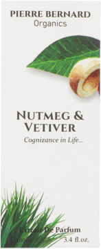 Białe pudełko ekstraktu perfum Pierre Bernard Organics Nutmeg & Vetiver, z liściem, gałką muszkatołową i trawą.