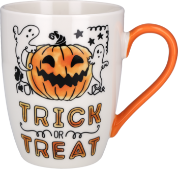 Biały kubek ceramiczny z pomarańczowym uchwytem, dynią, duchami i napisem 'TRICK or TREAT', widok pod kątem.