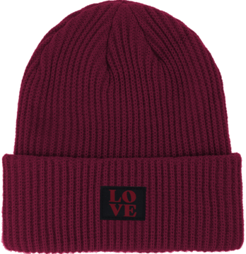 Bordowa prążkowana czapka beanie z czarną naszywką i czerwonym napisem LOVE na środku, widok z przodu.
