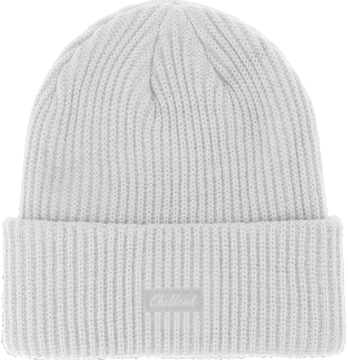 Biała prążkowana czapka beanie z wywiniętym brzegiem i subtelną etykietą z logo, widok z przodu.