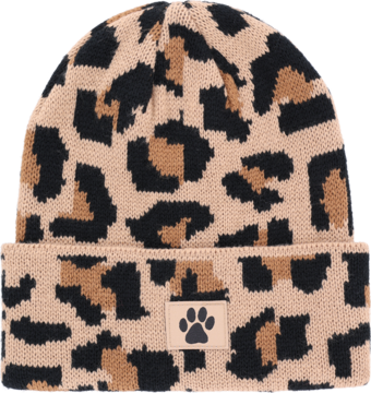 Dzianinowa czapka beanie w beżowo-czarne cętki lamparta, z wywiniętym brzegiem i brązową naszywką z łapką.