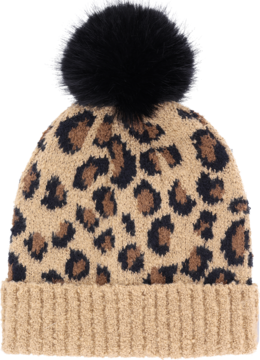 Beżowa czapka Eloy typu beanie w panterkę z brązowymi cętkami, z puszystym czarnym pomponem, widok z przodu.