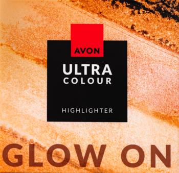 Avon Ultra Colour rozświetlacz Glistening Gold. Czarna etykieta, czerwone logo, pomarańczowe tło, napis GLOW ON.