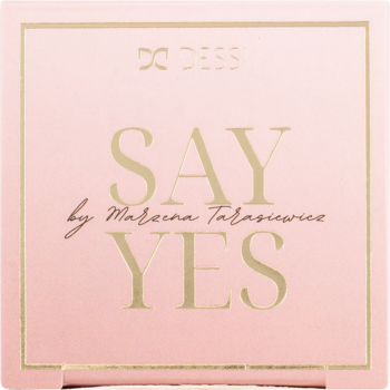 Różowe, kwadratowe opakowanie rozświetlającego pudru Dessi Glow Out Powder, z napisem "SAY YES" złotymi literami.
