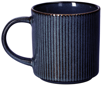 Ciemnogranatowy kubek ceramiczny z pionowymi prążkami i rdzawym rantem, widok od frontu z uchwytem po lewej.