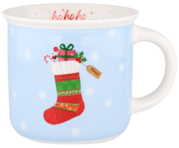 Jasnoniebieski ceramiczny kubek z bożonarodzeniową skarpetą wypełnioną prezentami i napisem "hohoho" w środku.