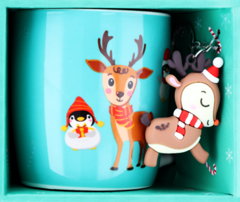 Jasnoniebieski świąteczny kubek z rysunkiem renifera i pingwina, z doczepioną silikonową zawieszką renifera, w pudełku.