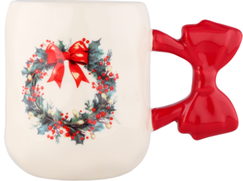 Biały kubek świąteczny z wieńcem bożonarodzeniowym i czerwonym uchwytem w kształcie kokardy, widok z boku.