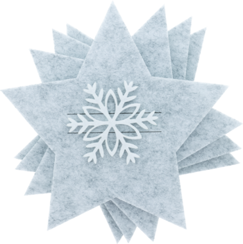 Jasnoniebieskie filcowe gwiazdki dekoracyjne ułożone w stos, na wierzchu biała wycięta śnieżynka. Idealne na zimę.